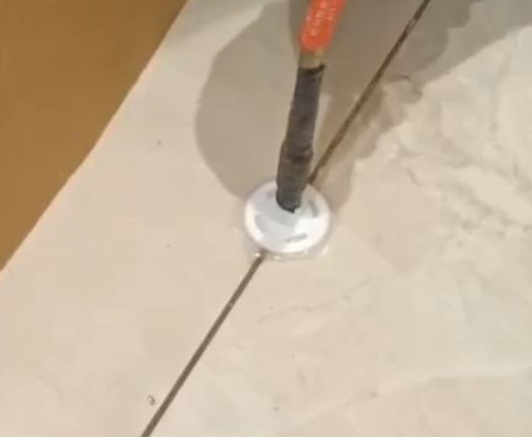新市瓷砖空鼓维修公司专业解答瓷砖在铺贴过程中，如果没有涂抹均匀到位的粘结材料（如水泥砂浆或瓷砖胶），可能会导致以下问题