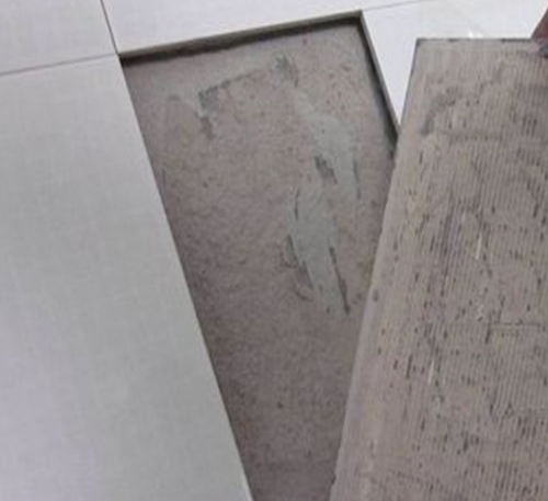 新市瓷砖空鼓维修公司分享瓷砖铺贴时如果打浆（即涂抹在瓷砖背面和基层上的砂浆或瓷砖胶）过少，会带来以下问题